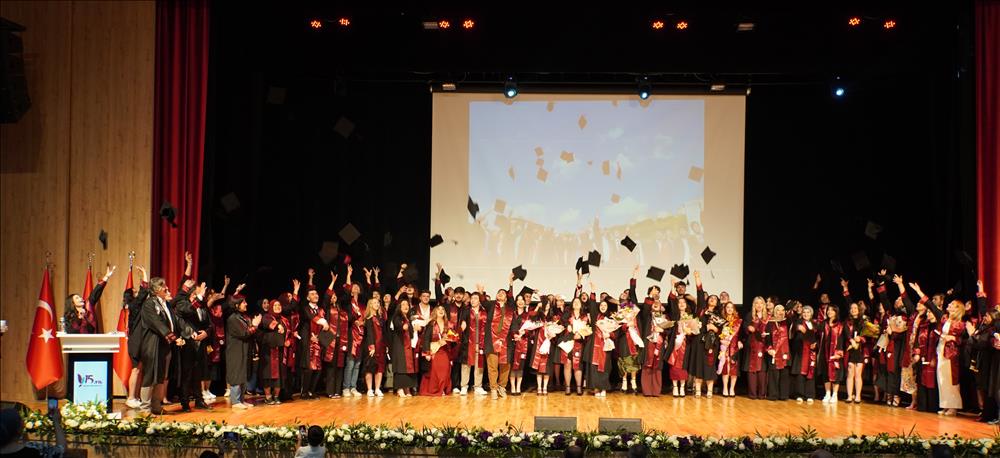 2025 Mezunları Keplerini Attı